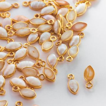 Srebrna zawieszka perła naturalna w okuciu pozłacana AG925 7x3,5mm