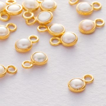 Perła naturalna zawieszka w okuciu pozłacanym AG925 4mm Perła naturalna zawieszka w okuciu pozłacanym AG925 4mm