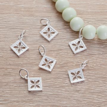 Srebrna zawieszka kwadrat z lilijką  AG925 13mm