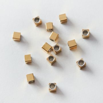 Przekładka ze stali chirurgicznej kostka w kolorze złotym 3mm