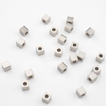 Przekładka ze stali chirurgicznej kostka w kolorze srebrnym 4mm