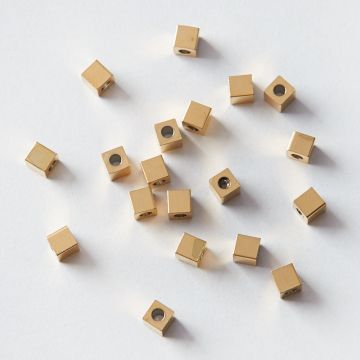 Przekładka ze stali chirurgicznej kostka w kolorze złotym 4mm