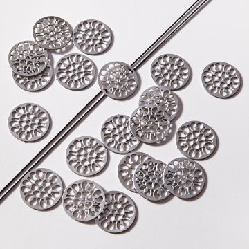 Zawieszka łącznik ze stali chirurgicznej serwetka z sercami w kolorze srebrnym 18,4mm