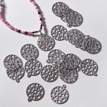 Zawieszka ze stali chirurgicznej ażur w kolorze srebrnym 18,4mm