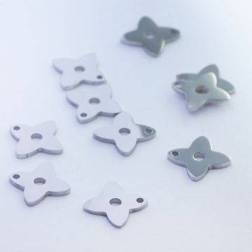 Mini zawieszka ze stali chirurgicznej koniczynka w kolorze srebrnym 6mm