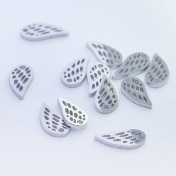 Mini zawieszka ze stali chirurgicznej skrzydełko w kolorze srebrnym 7,5mm