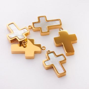 Zawieszka ze stali chirurgicznej z masą perłową krzyż w kolorze złotym 15,5mm