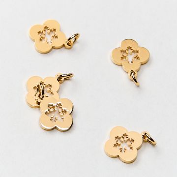 Mini zawieszka ze stali chirurgicznej koniczynka marokańska ze śnieżynką w kolorze złotym 10mm