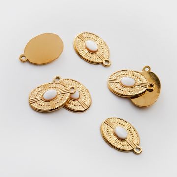 Zawieszka ze stali chirurgicznej owal z masą perłową w kolorze złotym 21mm PVD