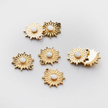 Zawieszka ze stali chirurgicznej słoneczko masą perłową w kolorze złotym 17mm PVD