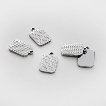 Zawieszka ze stali chirurgicznej grawerowana prostokąt we wzorkI w kolorze srebrnym 15mm