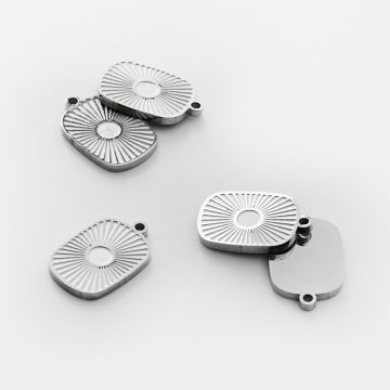 Zawieszka ze stali chirurgicznej grawerowana owal we wzorki w kolorze srebrnym 16mm