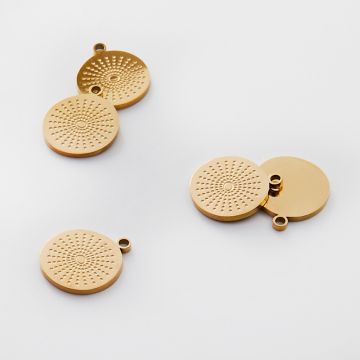 Zawieszka ze stali chirurgicznej grawerowana słońce w kropeczki w asymetrycznym kółku w kolorze złotym 14,5mm PVD