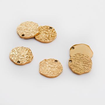 Zawieszka ze stali chirurgicznej grawerowana ręka fatimy w kółku w kolorze złotym 14,5mm PVD