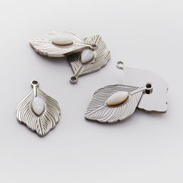 Zawieszka ze stali chirurgicznej pawie pióro z masą perłową w kolorze srebrnym 26mm