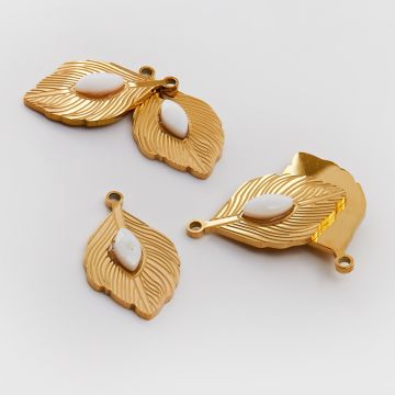 Zawieszka ze stali chirurgicznej pawie pióro z masą perłową w kolorze złotym 26mm PVD