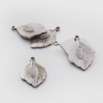 Zawieszka ze stali chirurgicznej pawie pióro z kryształem górskim w kolorze srebrnym 26mm