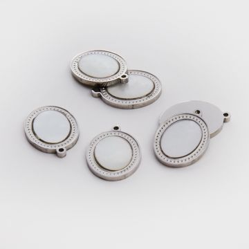 Zawieszka ze stali chirurgicznej owal z masą perłową w kolorze srebrnym 16mm