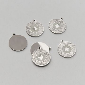 Emaliowana zawieszka ze stali chirurgicznej róża wiatrów na białym tle w kolorze srebrnym 14,5mm