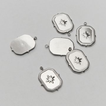 Zawieszka ze stali chirurgicznej róża wiatrów w prostokącie w kolorze srebrnym 22mm