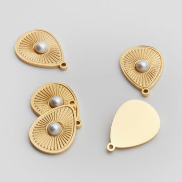 Zawieszka ze stali chirurgicznej łezka z perłą w kolorze złotym 18mm PVD