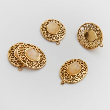 Zawieszka ze stali chirurgicznej ażurowy owal z kryształem górskim w kolorze złotym 21mm PVD