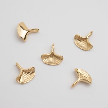 Zawieszka ze stali chirurgicznej liść miłorzębu w kolorze złotym 13mm PVD