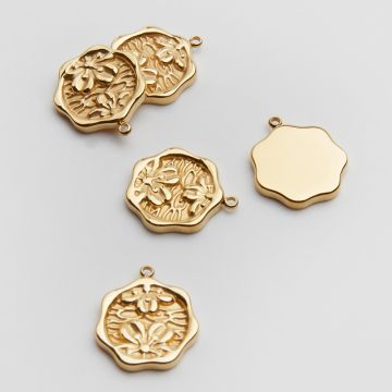 Zawieszka ze stali chirurgicznej siedmiobok z kwiatkami w kolorze złotym 16,5mm PVD