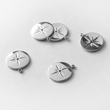 Zawieszka ze stali chirurgicznej róża wiatrów z dziurką w kolorze srebrnym 14mm