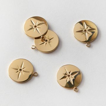 Zawieszka ze stali chirurgicznej róża wiatrów z dziurką w kolorze złotym 14mm PVD