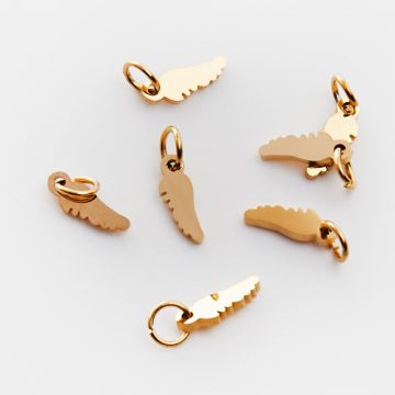 Mini zawieszka ze stali chirurgicznej skrzydełko pełne w kolorze złotym 8,5mm PVD