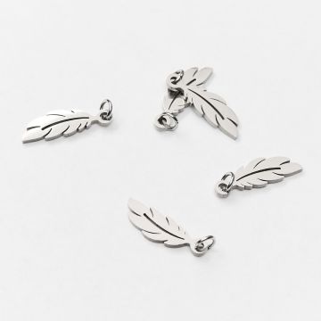 Mini zawieszka ze stali chirurgicznej piórko w kolorze srebrnym 15mm