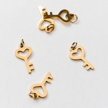 Mini zawieszka ze stali chirurgicznej kluczyk z serduszkiem w kolorze złotym 13mm PVD
