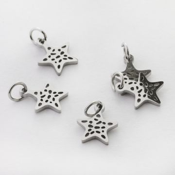 Mini zawieszka ze stali chirurgicznej gwiazdka ażurowa w kolorze srebrnym 9mm