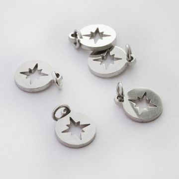 Mini zawieszka ze stali chirurgicznej róża wiatrów wycięta w kolorze srebrnym 8mm