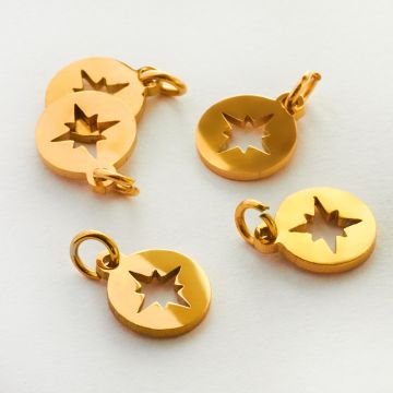 Mini zawieszka ze stali chirurgicznej róża wiatrów wycięta w kolorze złotym 8mm PVD