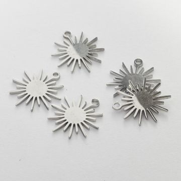 Zawieszka ze stali chirurgicznej słoneczko do naszyjników w kolorze srebrnym 15mm