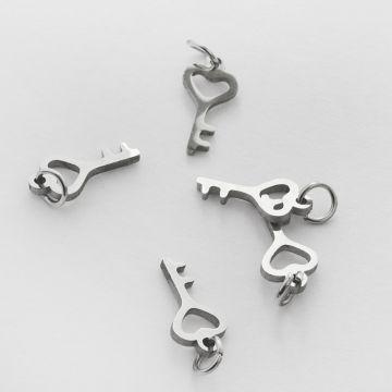Mini zawieszka ze stali chirurgicznej kluczyk z serduszkiem w kolorze srebrnym 12mm
