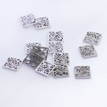 Zawieszka ze stali chirurgicznej kwadrat ażurowy w kolorze srebrnym 8mm