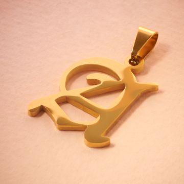 Zawieszka literka gotycka A ze stali chirurgicznej z krawatką w kolorze złotym 22,5mm