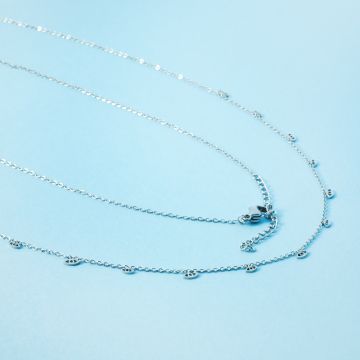 Naszyjnik z mini zawieszkami ze stali chirurgicznej oczko  w kolorze srebrnym 40cm