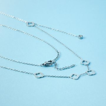 Naszyjnik z mini zawieszkami ze stali chirurgicznej koniczynka marokańska w kolorze srebrnym 40,5cm