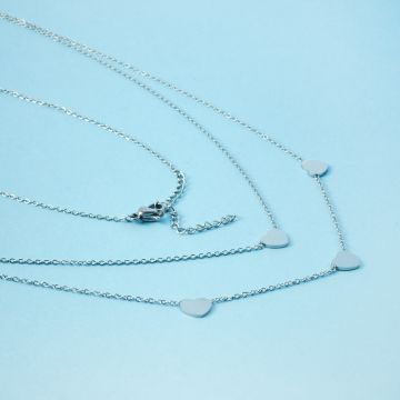 Naszyjnik z mini zawieszkami ze stali chirurgicznej serca w kolorze srebrnym 40cm