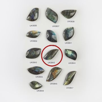 Labradoryt kaboszon nieregularny 38mm Labradoryt kaboszon nieregularny 38mm