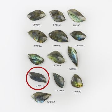Labradoryt kaboszon nieregularny 38mm Labradoryt kaboszon nieregularny 38mm