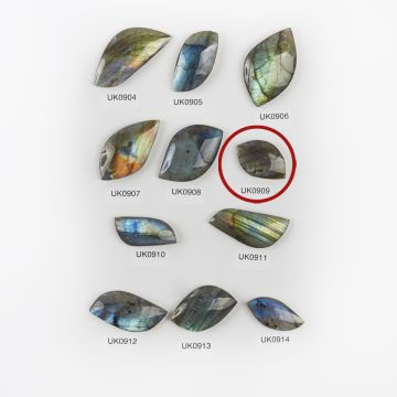 Labradoryt kaboszon nieregularny 30mm Labradoryt kaboszon nieregularny 30mm