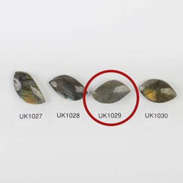 Labradoryt kaboszon nieregularny 26mm