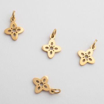 Mini zawieszka ze stali chirurgicznej kwiatek wycięty w kolorze złotym 8mm PVD