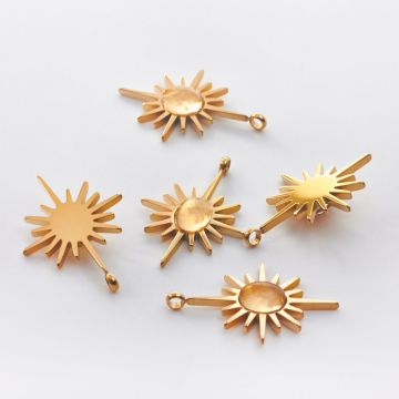 Zawieszka ze stali chirurgicznej słońce z kryształem górskim w kolorze złotym 30mm