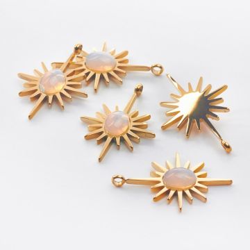 Zawieszka ze stali chirurgicznej słońce z opalem w kolorze złotym 30mm